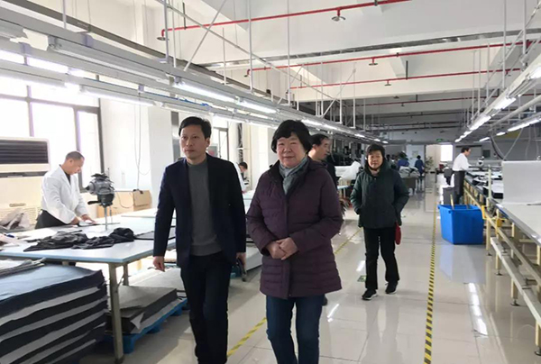 虎豹集團(tuán)沙增斌副總經(jīng)理陪同謝會(huì)長、郁會(huì)長參觀工廠