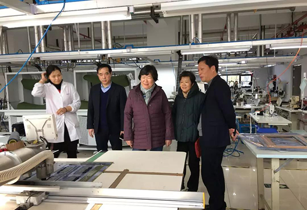 虎豹集團(tuán)沙增斌副總經(jīng)理陪同謝會(huì)長、郁會(huì)長參觀工廠